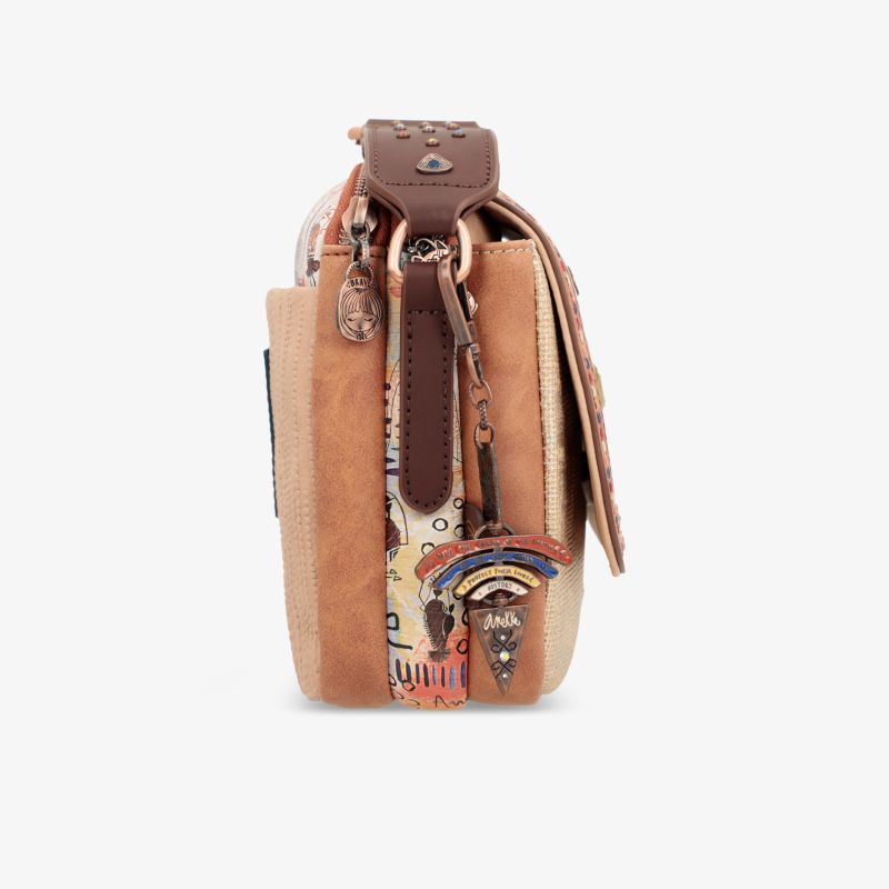Elegante Tasche mit aufwendigen Details und modernem Design in Seitenansicht