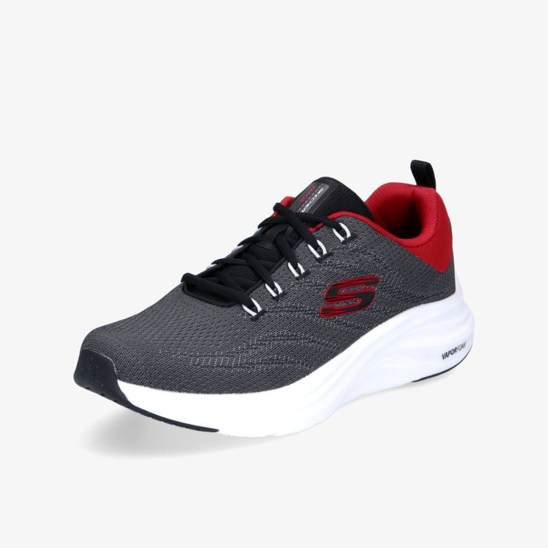 Grauer Sneaker mit rotem Akzent, weißer Sohle und schwarzer Schnürung, perfekt für sportliche Aktivitäten.