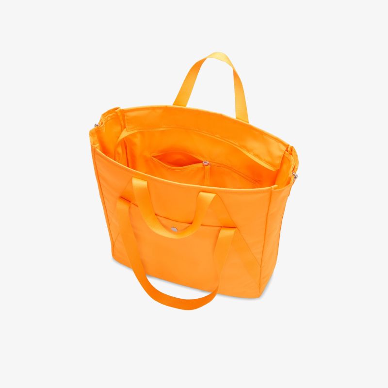 Geräumige orange Tasche mit praktischen Griffen und stilvollem Design für vielseitige Nutzung.