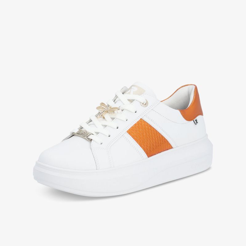 Moderner weißer Sneaker mit bequemer Sohle und auffälligen orangefarbenen Details, stilvoll und sportlich