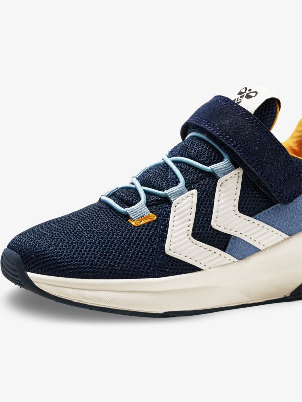 Moderner Sneaker mit atmungsaktivem Mesh-Obermaterial und rutschfester Sohle für optimalen Tragekomfort.