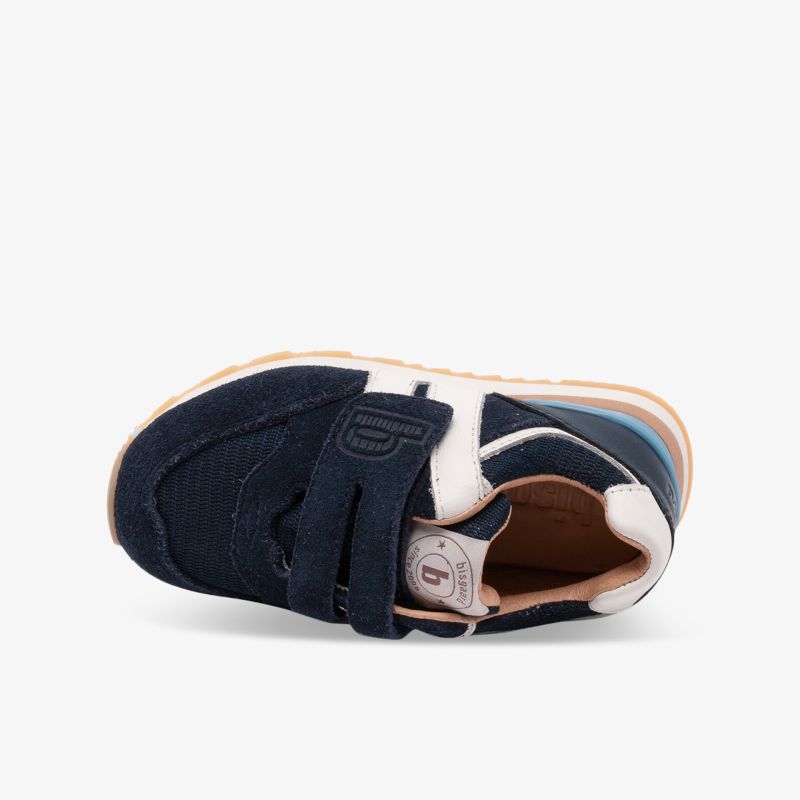 Leichtes und bequemes Schuhmodell mit atmungsaktivem Material und praktischen Klettverschlüssen