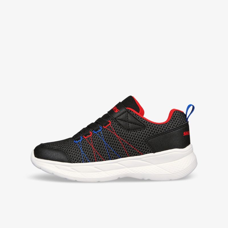 Sportlicher, leichter Schuh mit atmungsaktivem Mesh und rutschfester Sohle in Schwarz mit roten Details.