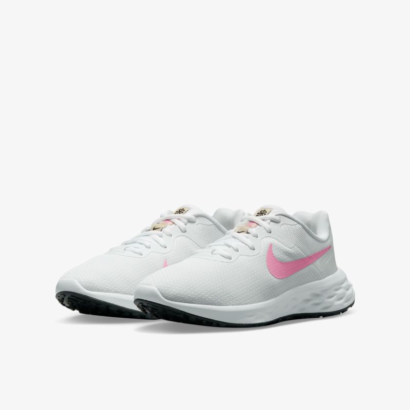 Weißer Sportschuh mit rosa Akzent, leichte Konstruktion, bequemes Design, ideal für sportliche Aktivitäten.
