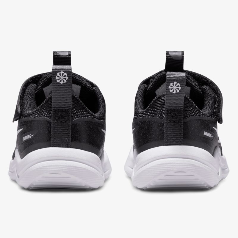 Rückansicht von sportlichem Schuh mit leicht profilierter weißer Sohle und schwarzem Obermaterial