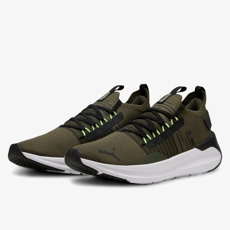Moderner leichter Sneaker in dunklem Olivgrün mit weißer flexibler Sohle und sportlichem Design