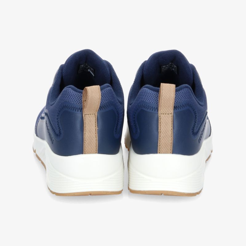 Moderne sportliche Schuhe in Navyblau und Weiß mit robuster Gummisohle, ideal für täglichen Komfort.