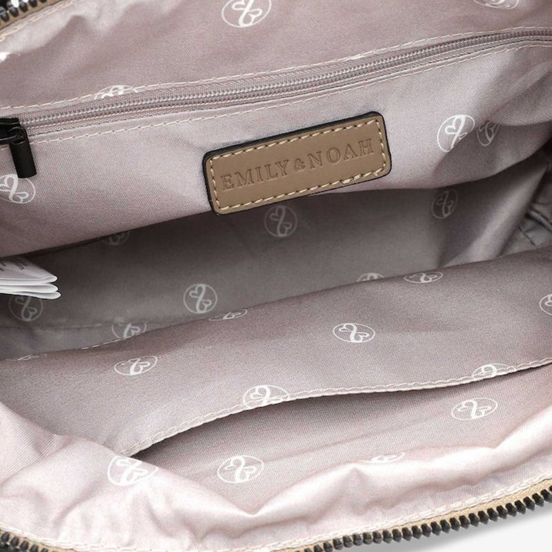 Innenansicht einer eleganten Tasche mit hochwertigem Futter und praktischem Reißverschlussfach.