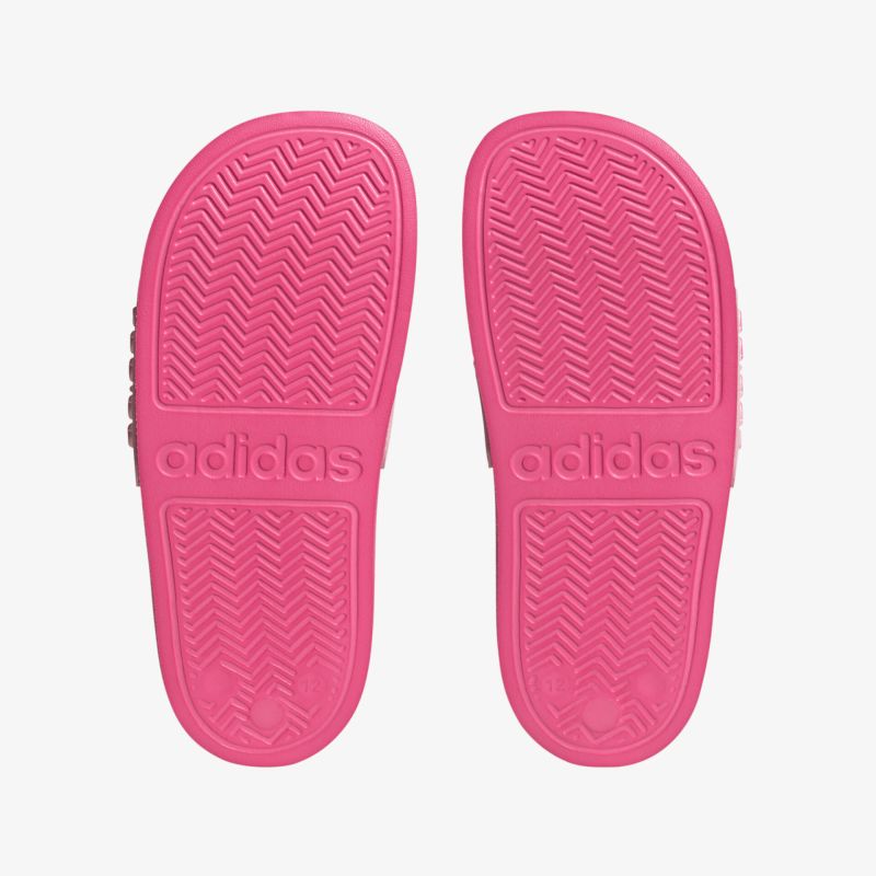 Rote Adidas Sandalen mit rutschfester Sohle und markantem Markennamen für zusätzlichen Komfort und Stil.