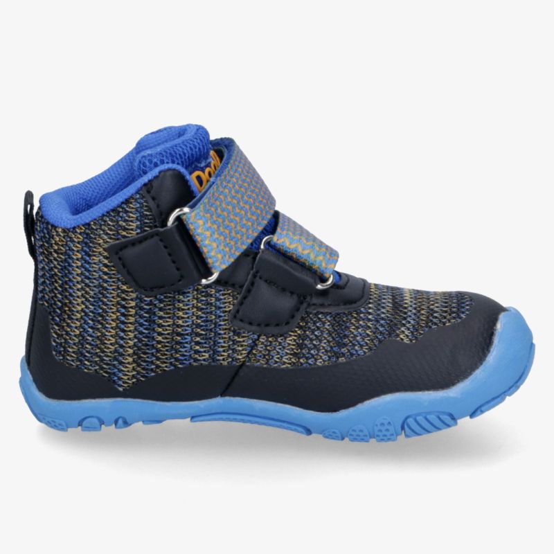 Schräg vorne aufgenommener blauer Wanderschuh mit verstellbarem Klettverschluss und rutschfester Sohle