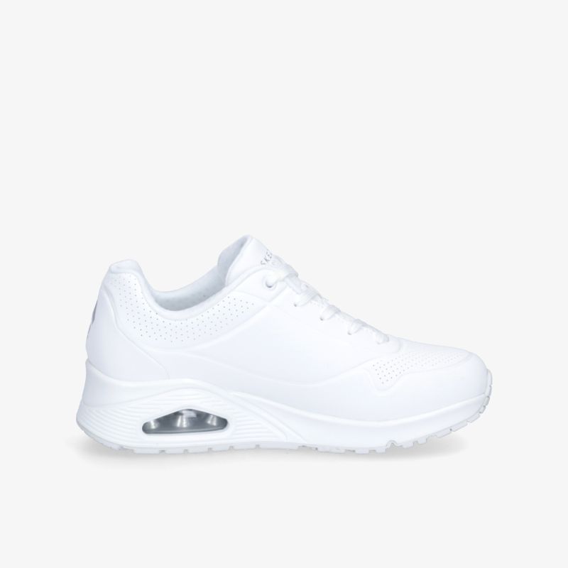 Moderner weißer Sneaker in seitlicher Ansicht mit leichter, luftgepolsterter Sohle für optimalen Komfort
