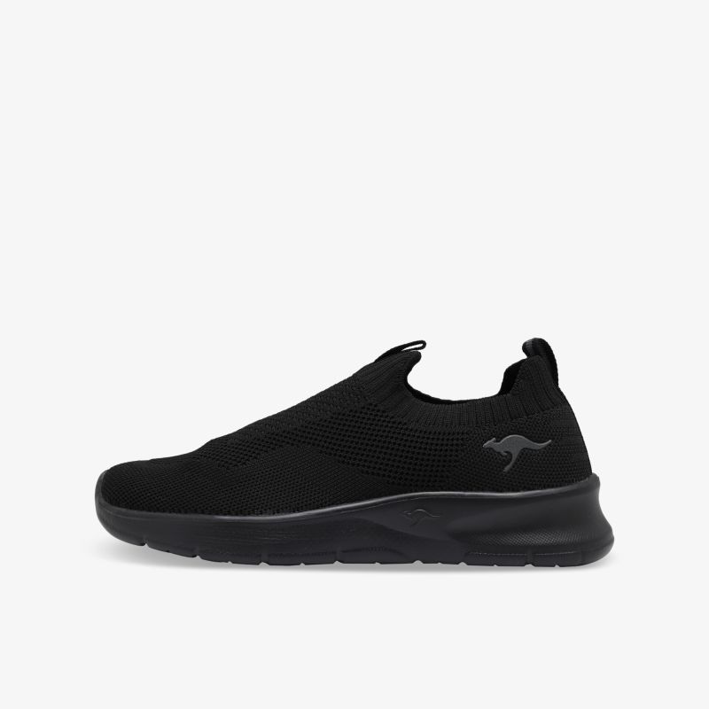 Schwarzer Sneaker in seitlicher Ansicht, leicht und atmungsaktiv mit flexibler Sohle für hohen Tragekomfort