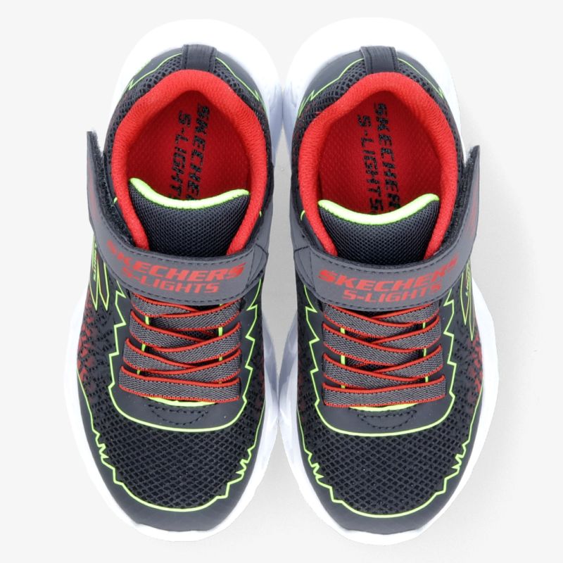 Moderne Paar Sportschuhe in dunkler Farbe mit roter Innensohle und neon-grünen Akzenten von oben