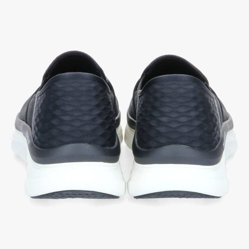 Bequeme schwarze Sneaker mit strukturierter Oberfläche und rutschfester Sohle, ideal für jeden Tag.