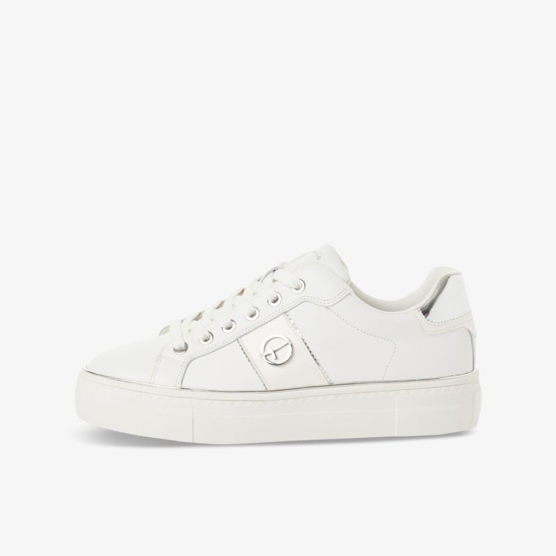 Weißer Sneaker in seitlicher Ansicht mit schnörkellosem Design und komfortabler Sohle für Alltag und Sport