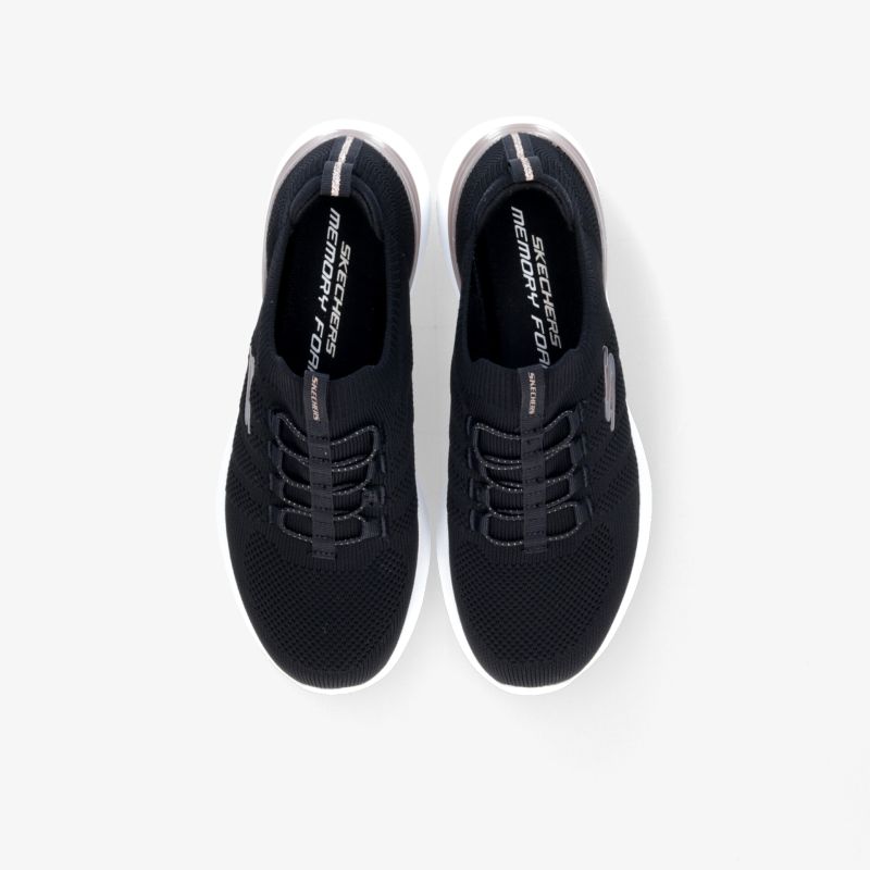 Leichte und komfortable schwarze Sportschuhe mit flexibler Sohle aus der Vogelperspektive