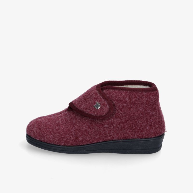 Eleganter roter Hausschuh mit weicher Fütterung und rutschfester Sohle, ideal für kühle Tage.