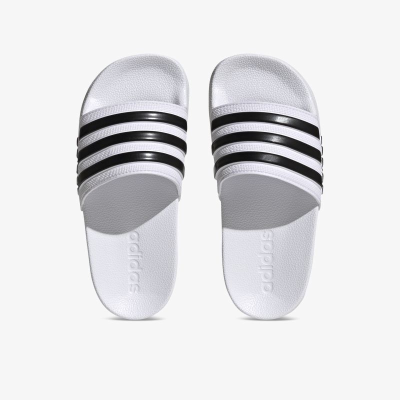 Klassische weiße Badeschlappen mit schwarzen Streifen, bequem und stilvoll für den Alltag.
