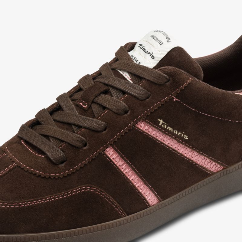 Brauner Wildleder-Sneaker mit Schnürsenkeln und bequemem Design für Freizeit und sportliche Looks