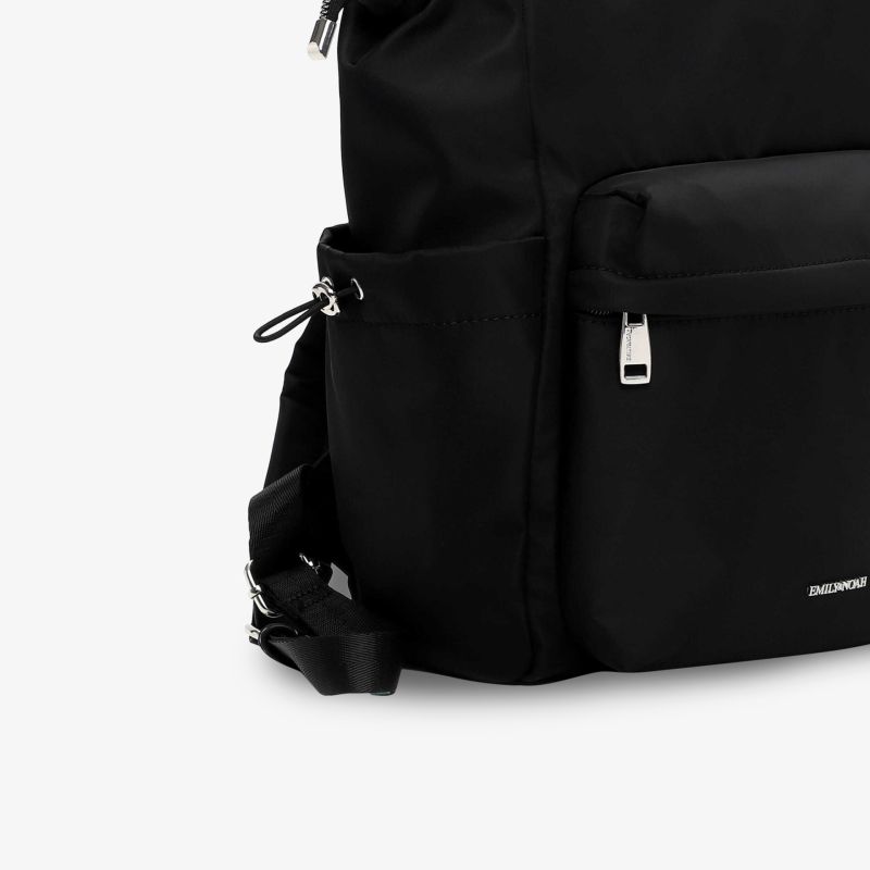 Detailaufnahme schwarzer Rucksack mit Reißverschluss und praktischer Außentasche, robust und funktional