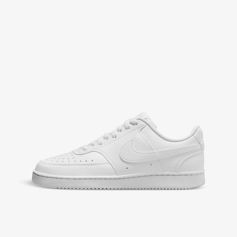 Klassischer weißer Sneaker mit cleanem Design und bequemer Passform, ideal für vielseitige Outfits und sportlichen Stil.