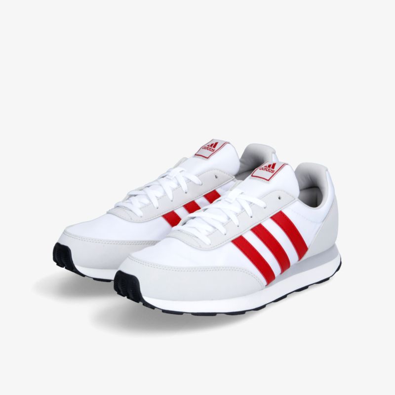 Moderner weißer Sneaker mit roten Streifen, bequem und sportlich für den Alltag.