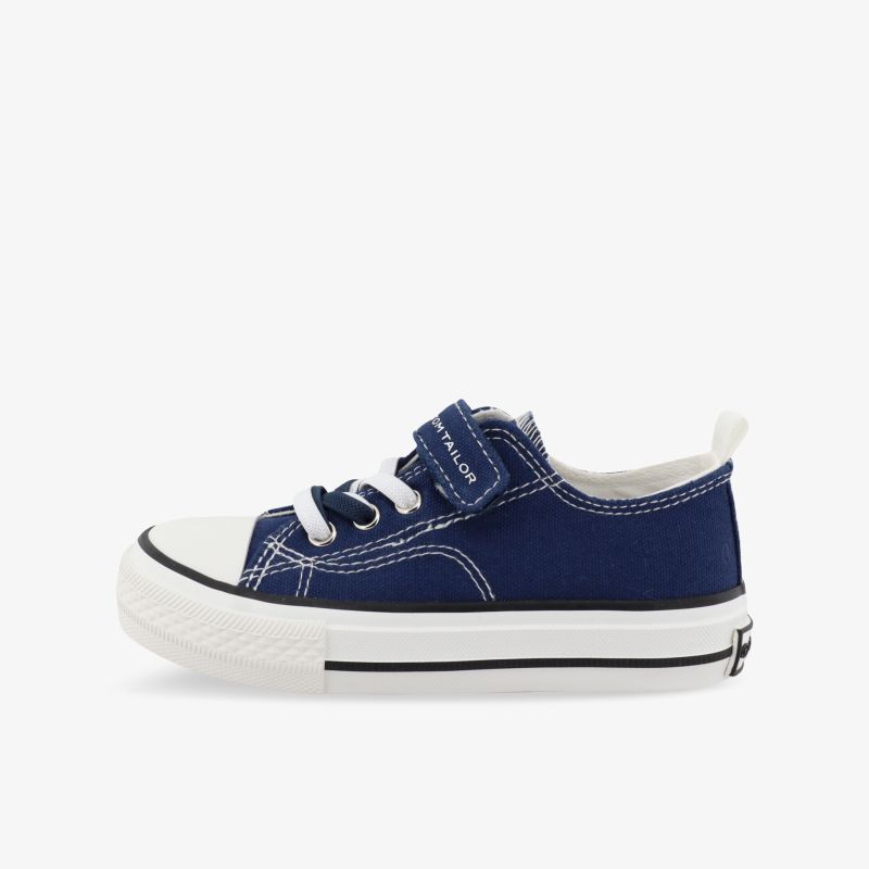 Blaue Canvas-Sneaker mit weißer Sohle und Klettverschluss bieten Komfort und Stil für den täglichen Gebrauch.