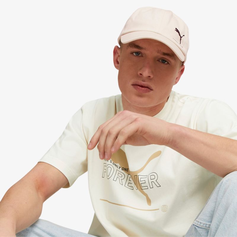 Hochwertige Cap und T-Shirt mit stilvollem Logo-Design, lässig und komfortabel für den Alltag.