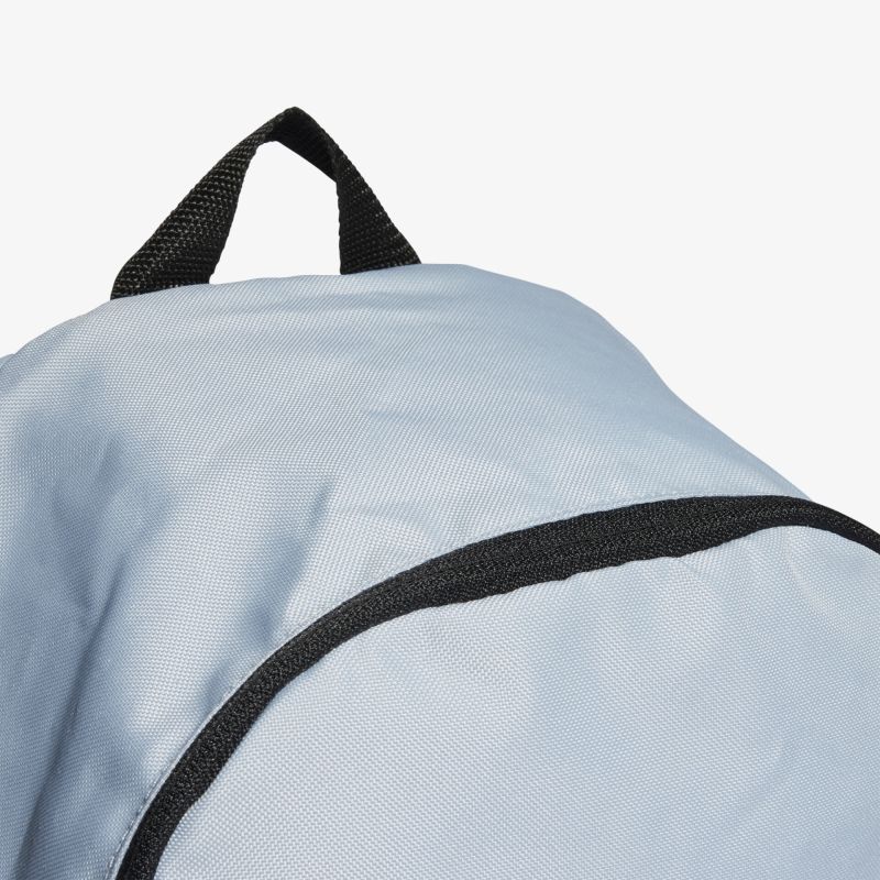 Hellblauer Rucksack mit strapazierfähigem Material und praktischem Design für den täglichen Gebrauch.