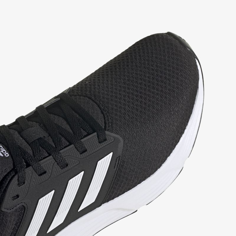 Moderner Sneaker mit schwarzem Mesh-Obermaterial und weißer Sohle für optimalen Komfort und sportlichen Stil.