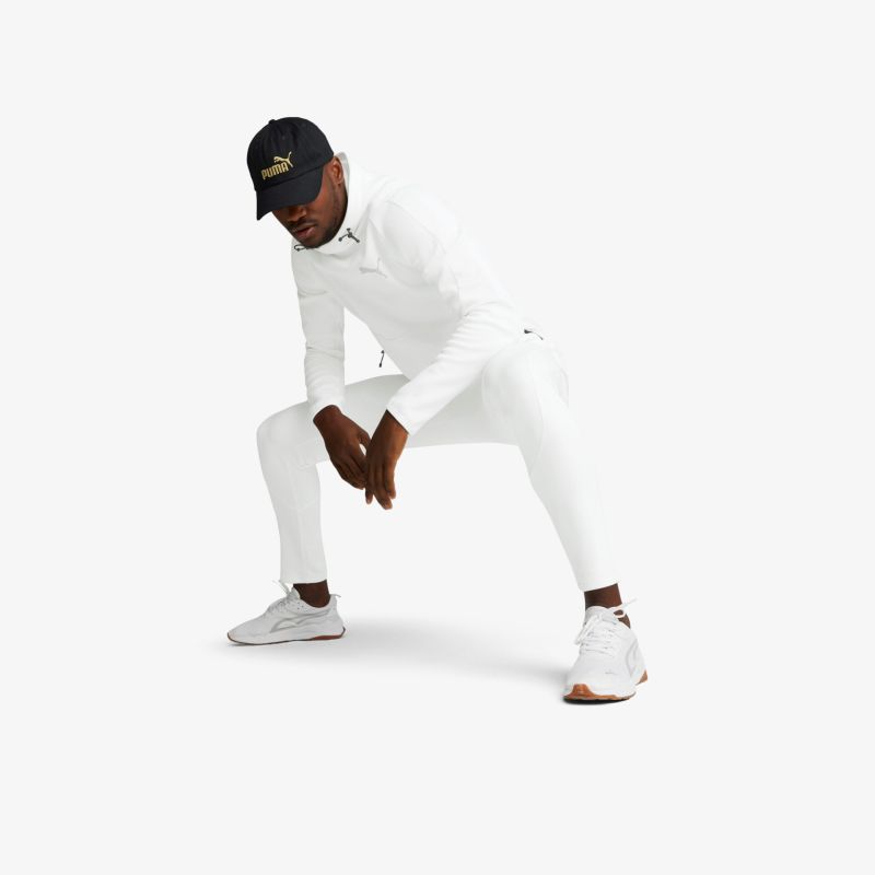 Eleganter Jogginganzug in Weiß, ideal für sportlichen Stil und Komfort, mit flexibler Passform und modernem Design.