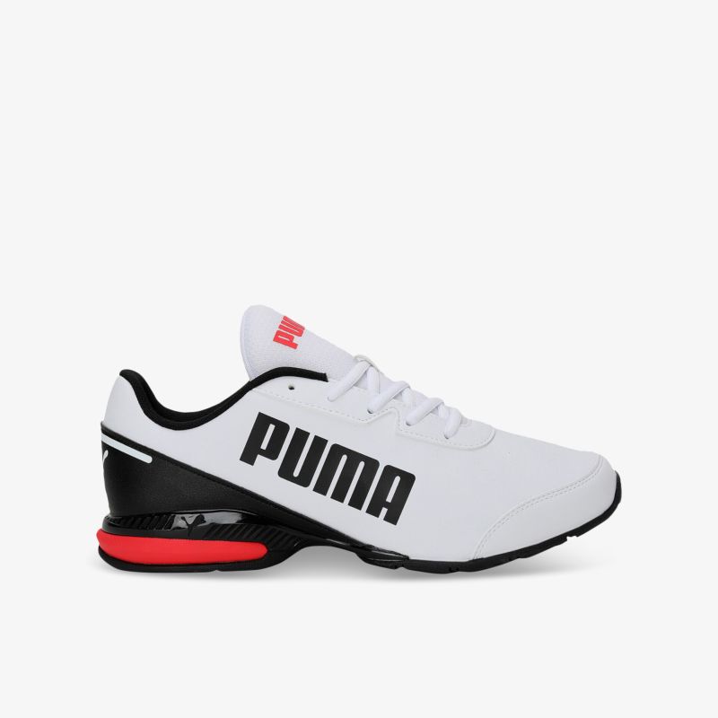 Puma Sneaker in Weiß mit schwarzem Logo und rotem Akzent auf der Ferse, seitliche Ansicht