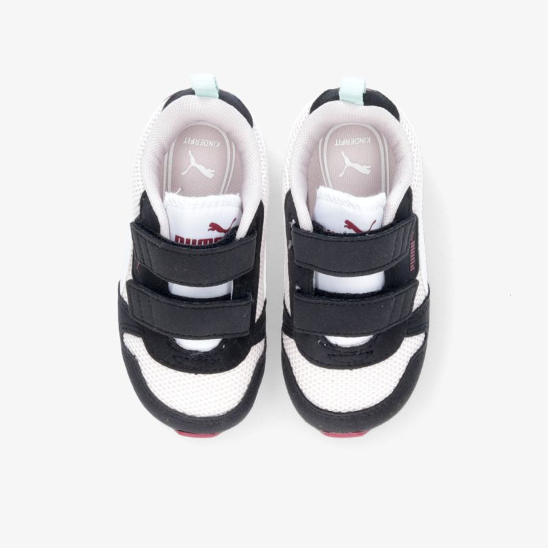 Stylische schwarz-weiße Schuhe mit Klettverschlüssen bieten bequeme Passform und rutschfesten Halt.