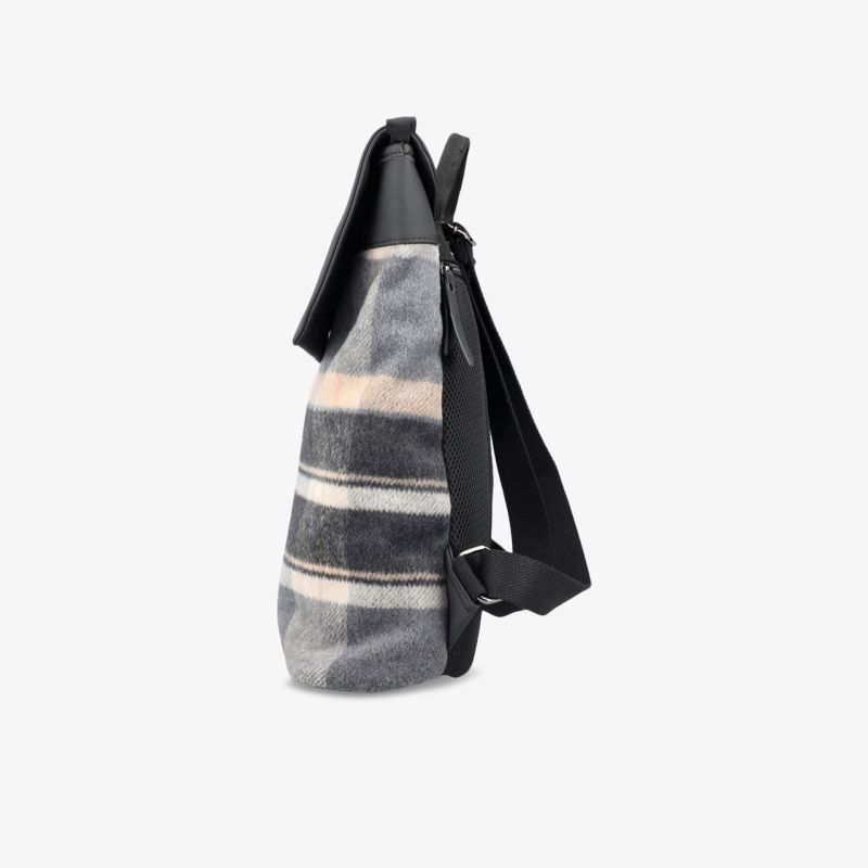 Stylische Tasche im zeitlosen Karomuster. Praktisch und robust für den Alltag.