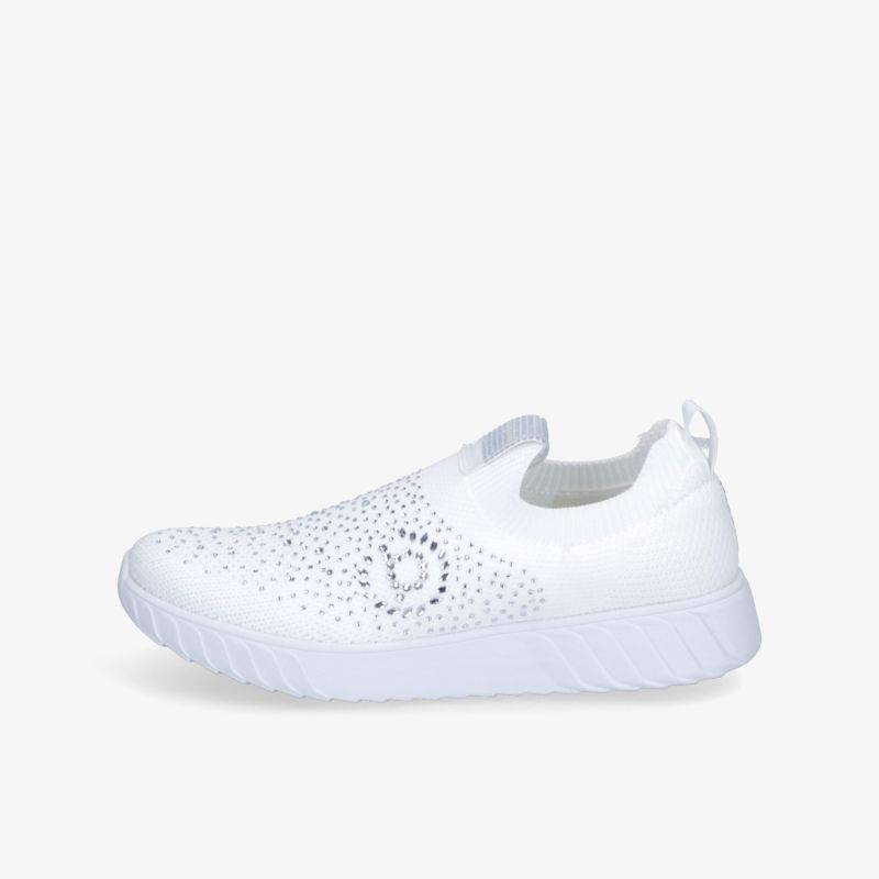 Weißer leichter Slip-On Schuh mit atmungsaktivem Material und flexibler Laufsohle für hohen Tragekomfort