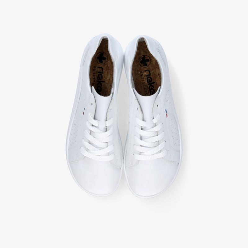 Weißes Sneaker-Paar mit komfortabler Polsterung und modernem, schlichtem Design in Draufsicht