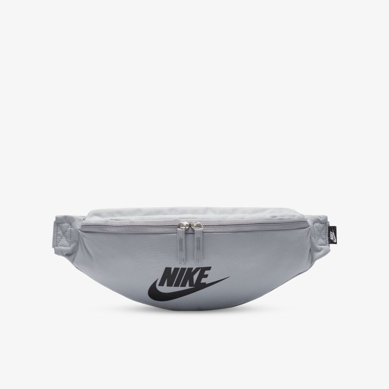 Stylische Nike Gürteltasche in Grau mit Logo, ideal für Alltag und Freizeit, bietet viel Stauraum und Komfort.