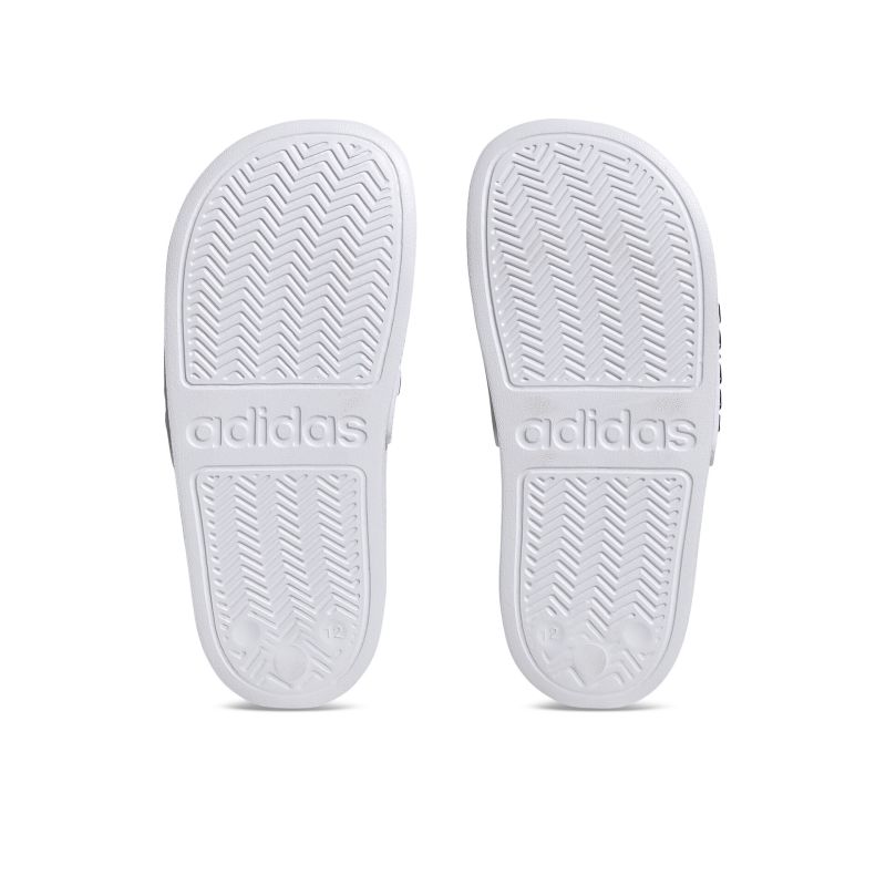 Weiße Adidas-Sohlen mit rutschfestem Design und langlebiger Bauweise für optimalen Komfort.