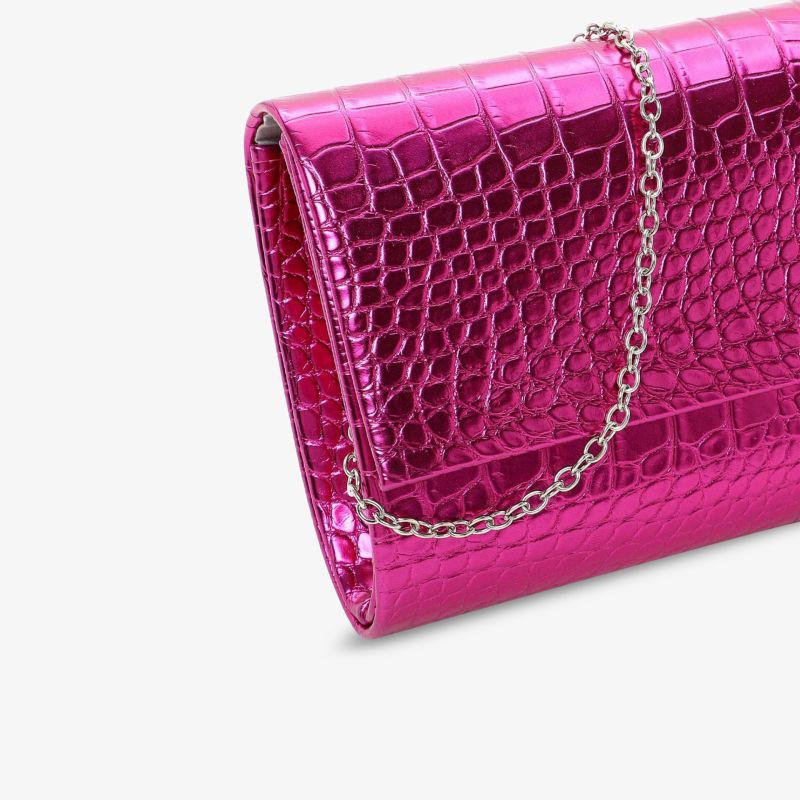 Stylische pinke Clutch in glänzender Krokodillederoptik mit Kettendetail, ideal für elegante Anlässe.