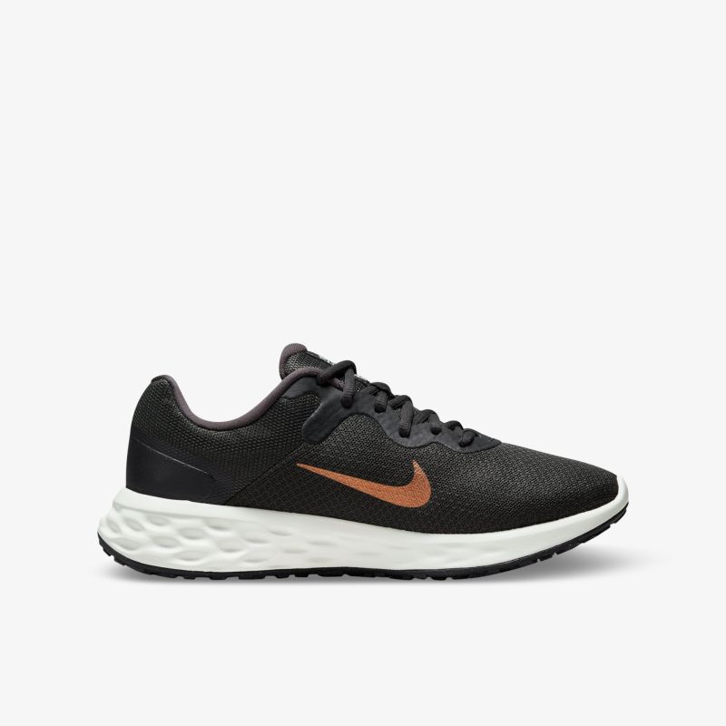 Leichter und sportlicher Sneaker in Schwarz mit orangefarbenem Logo, perfekt für Alltag und Fitness.