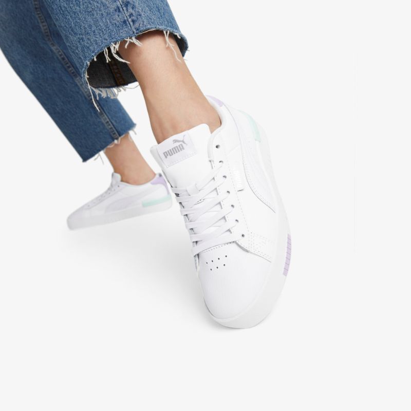 Moderner weißer Sneaker mit klassischem Design und bequemer Passform, ideal für vielseitigen Einsatz.