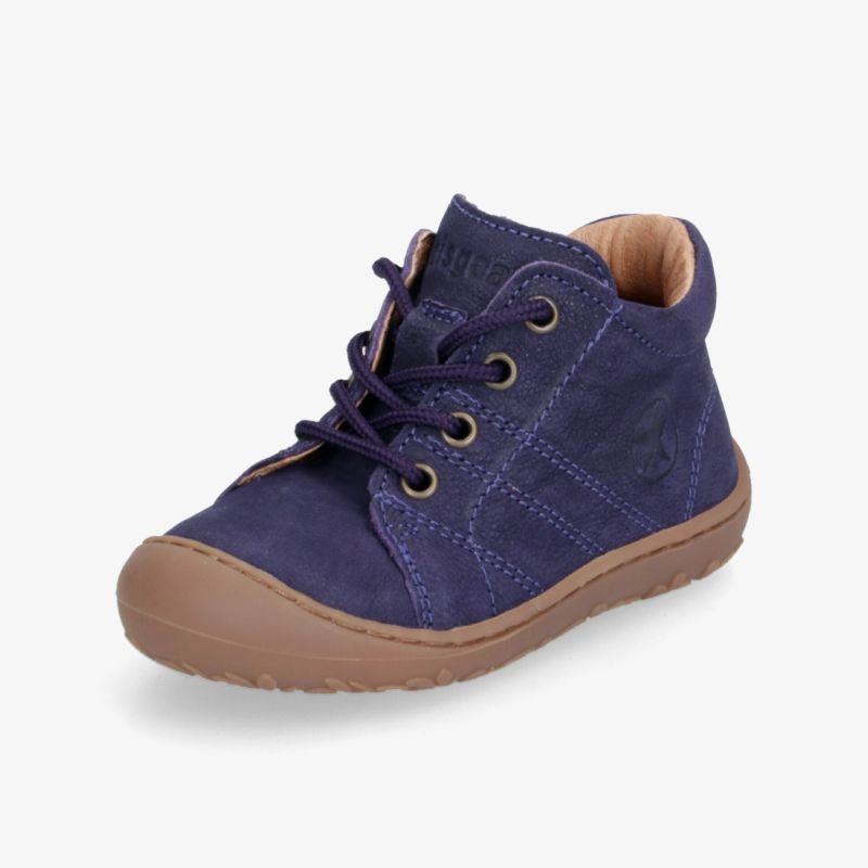 Violetter Schnürschuh mit rutschfester Sohle und flexiblem Material für optimalen Tragekomfort.