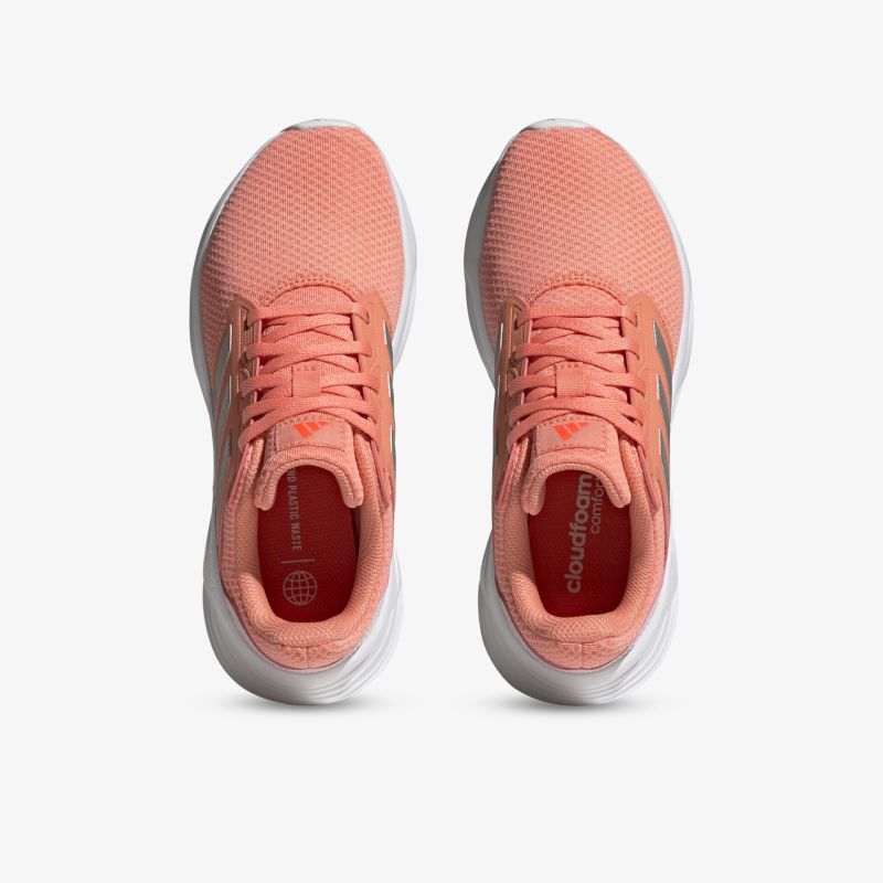 Leichte, atmungsaktive, sportliche Sneaker in Korallenfarbe mit komfortabler Passform und moderner Ästhetik.