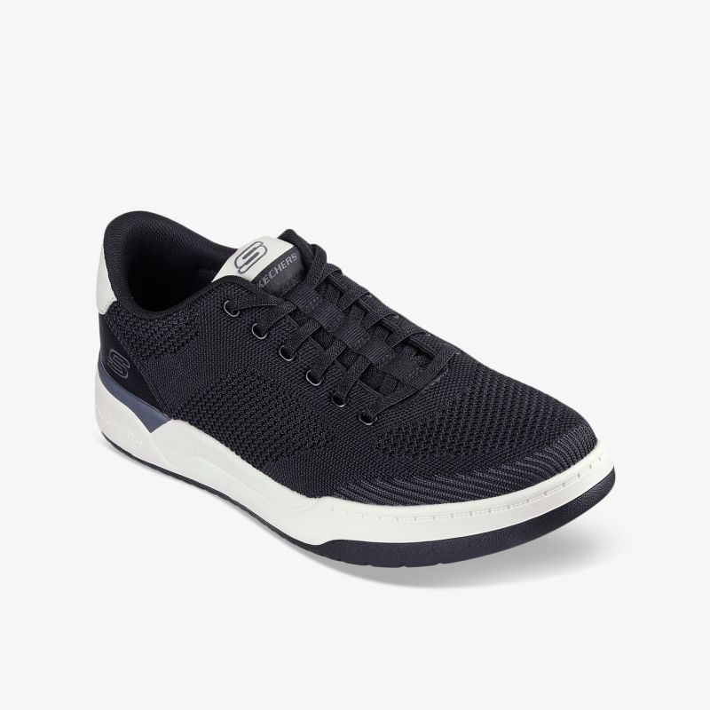 Leichter schwarzer Sneaker mit atmungsaktivem Material, flexibler Schnürung und rutschfester Sohle, moderne 3/4 Ansicht