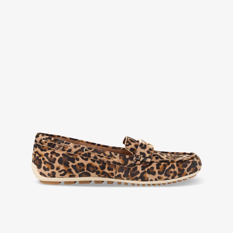 Seitliche Ansicht eines modischen Loafers mit Leopardenmuster, weichem Material und rutschfester Sohle für hohen Tragekomfort
