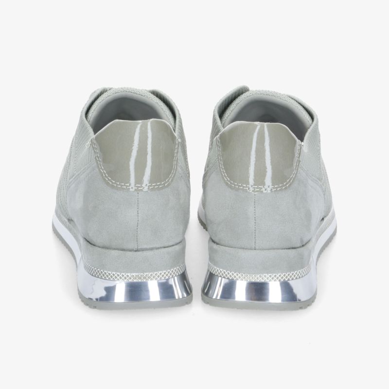Moderne graue Sneaker mit glänzenden Metallic-Akzenten und stilvollem Design für einen urbanen Look von hinten.