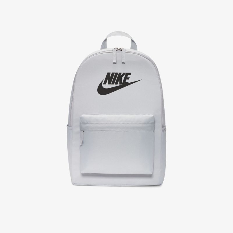 Moderner weißer Nike-Rucksack mit ikonischem Logo, geräumigem Hauptfach und vorderer Reißverschlusstasche.
