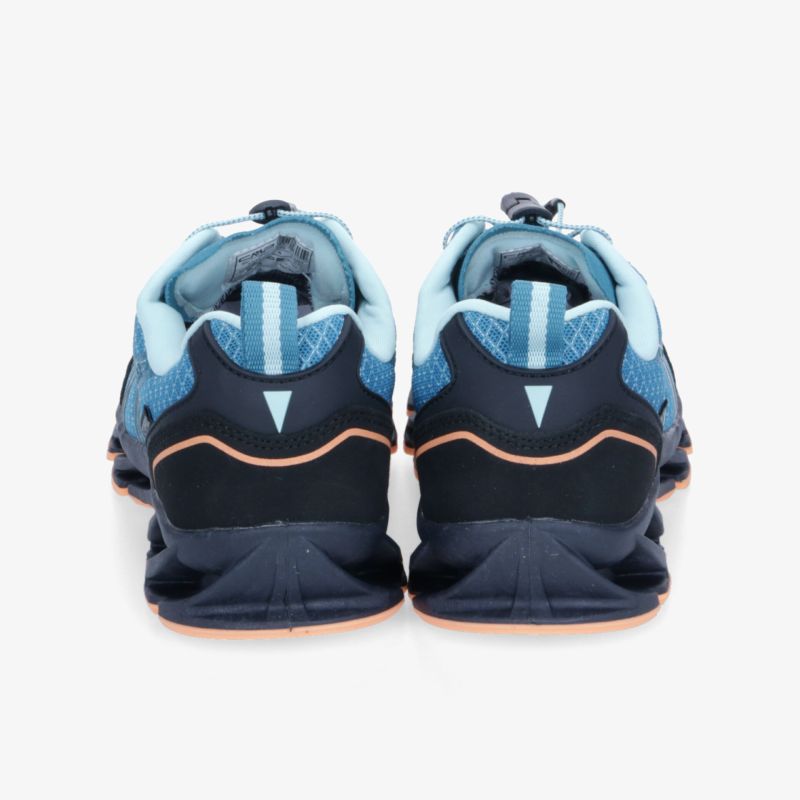 Blauer Sneaker mit moderner Optik, bequemer Passform und rutschfester Sohle für maximalen Komfort.