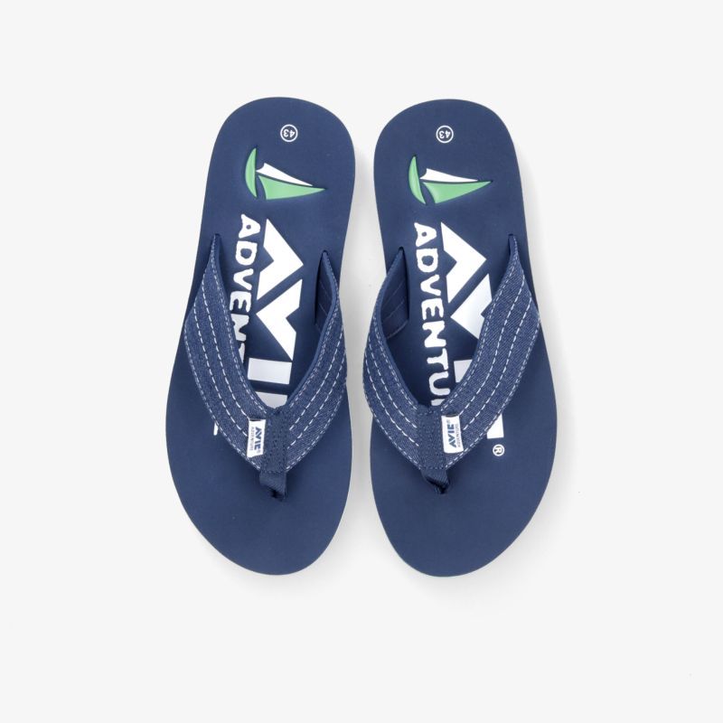 Blaue Flip-Flops mit robustem Design und rutschfester Sohle, perfekt für komfortable Outdoor-Abenteuer.