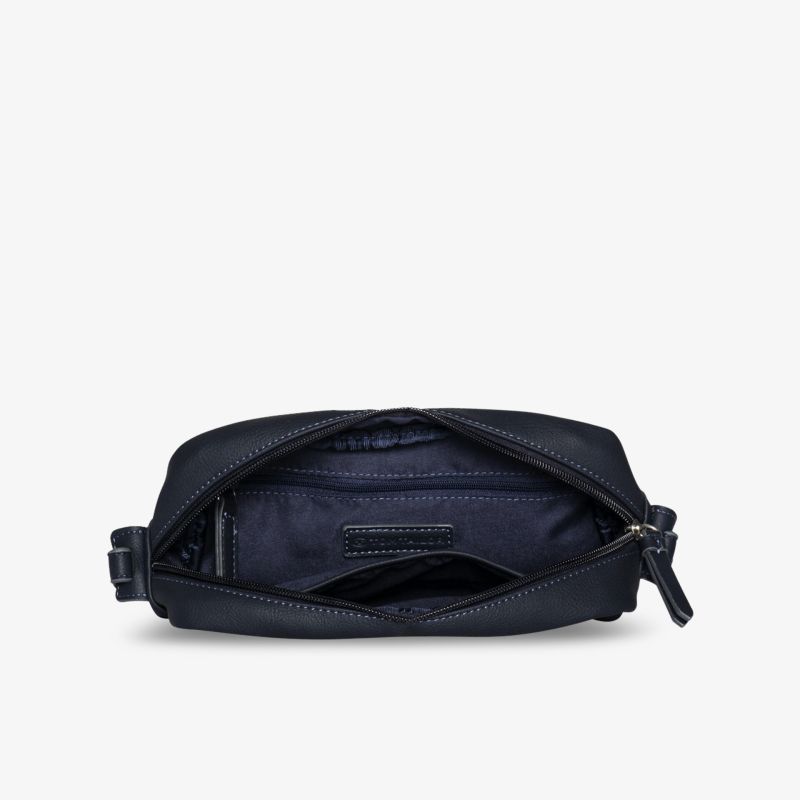 Kompakte und elegante Tasche mit großzügigem Innenfach. Perfekt für unterwegs.